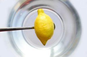 citron-au-dessus-d'un-verre-d'eau