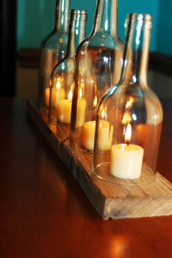 bouteilles-coupée-en-deux-avec-bougies-sur-plaque-de bois