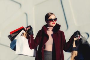 femme-avec-sacs-de-shopping