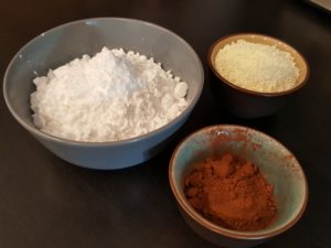 sucre-en-poudre-cacao-poudre-de-lait-dans-des-petits-pots