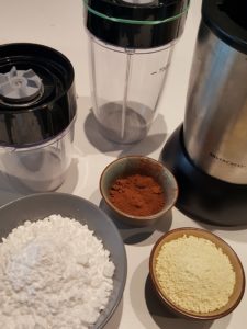 mixeur-avec-pots-contenant-cacao-poudre-de-lait-et-sucre-en poudre